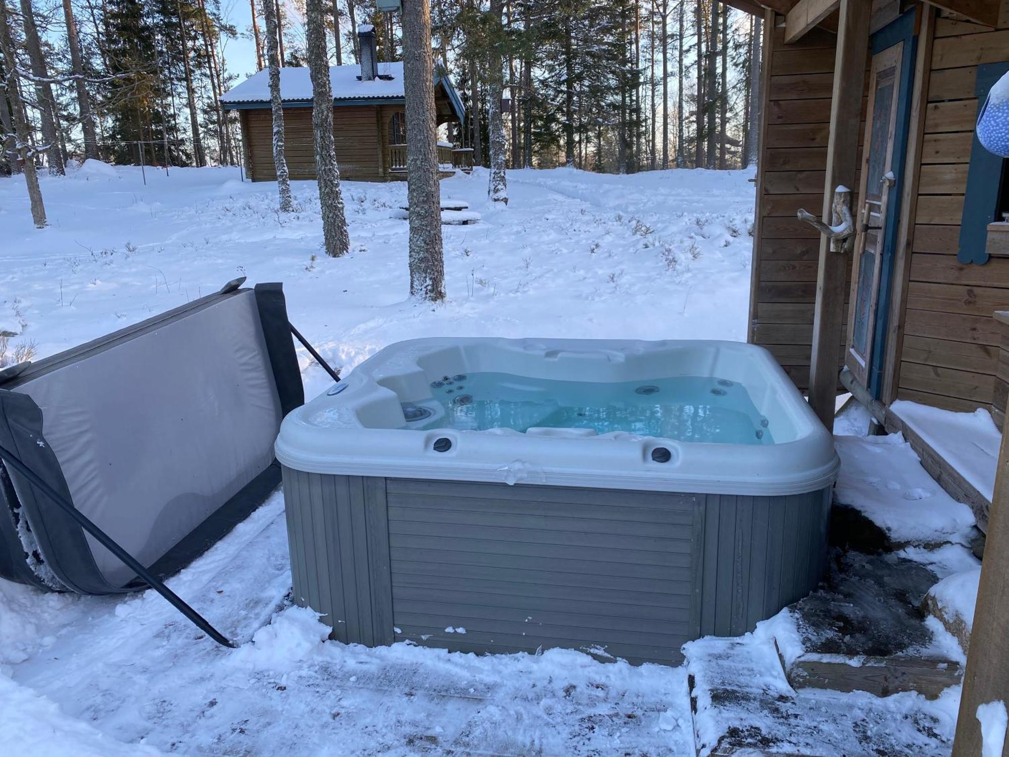 Timrad Stuga I Kanten Av Skogen Med Spa Moejlighet 멀스요 외부 사진
