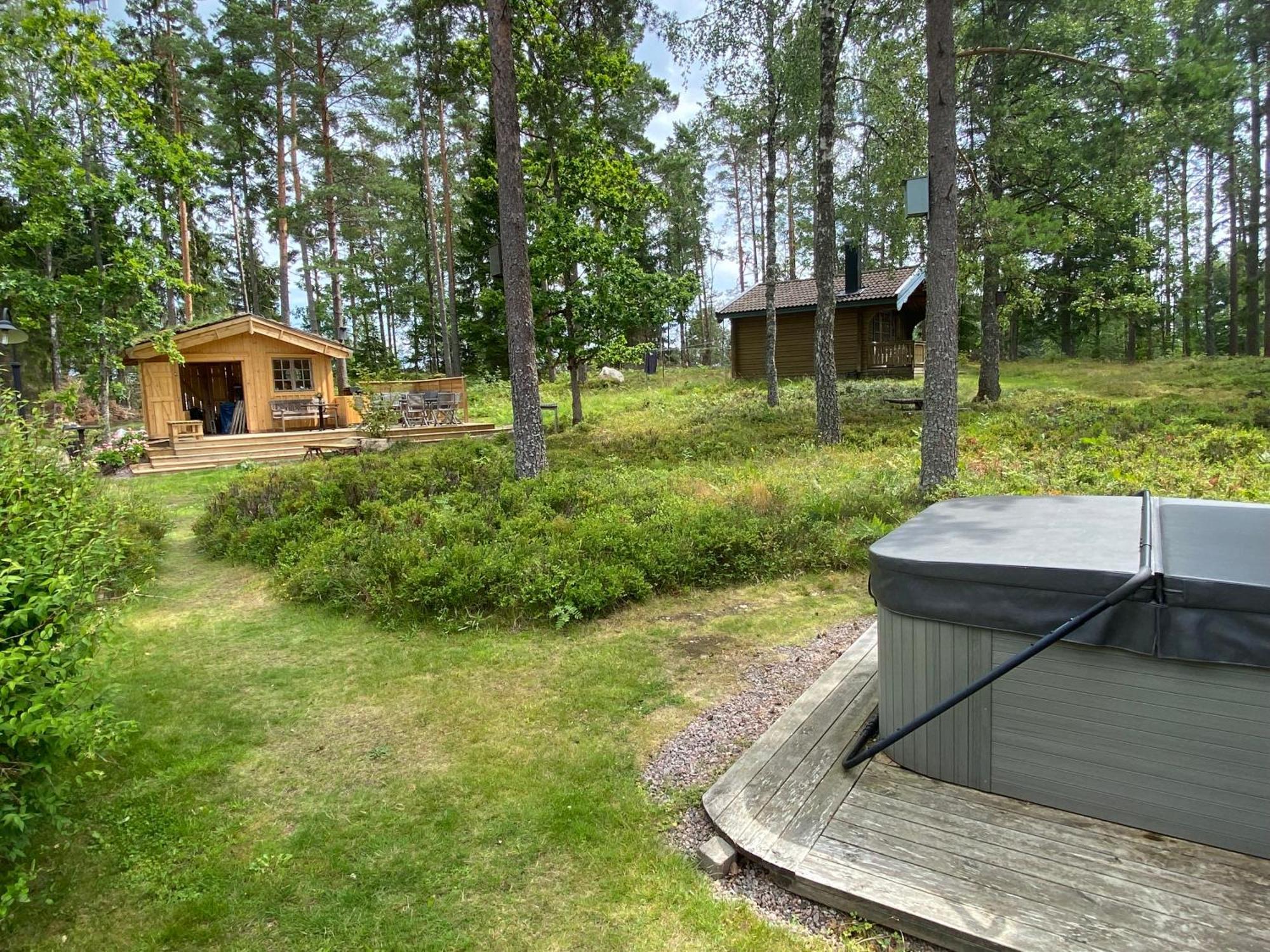 Timrad Stuga I Kanten Av Skogen Med Spa Moejlighet 멀스요 외부 사진