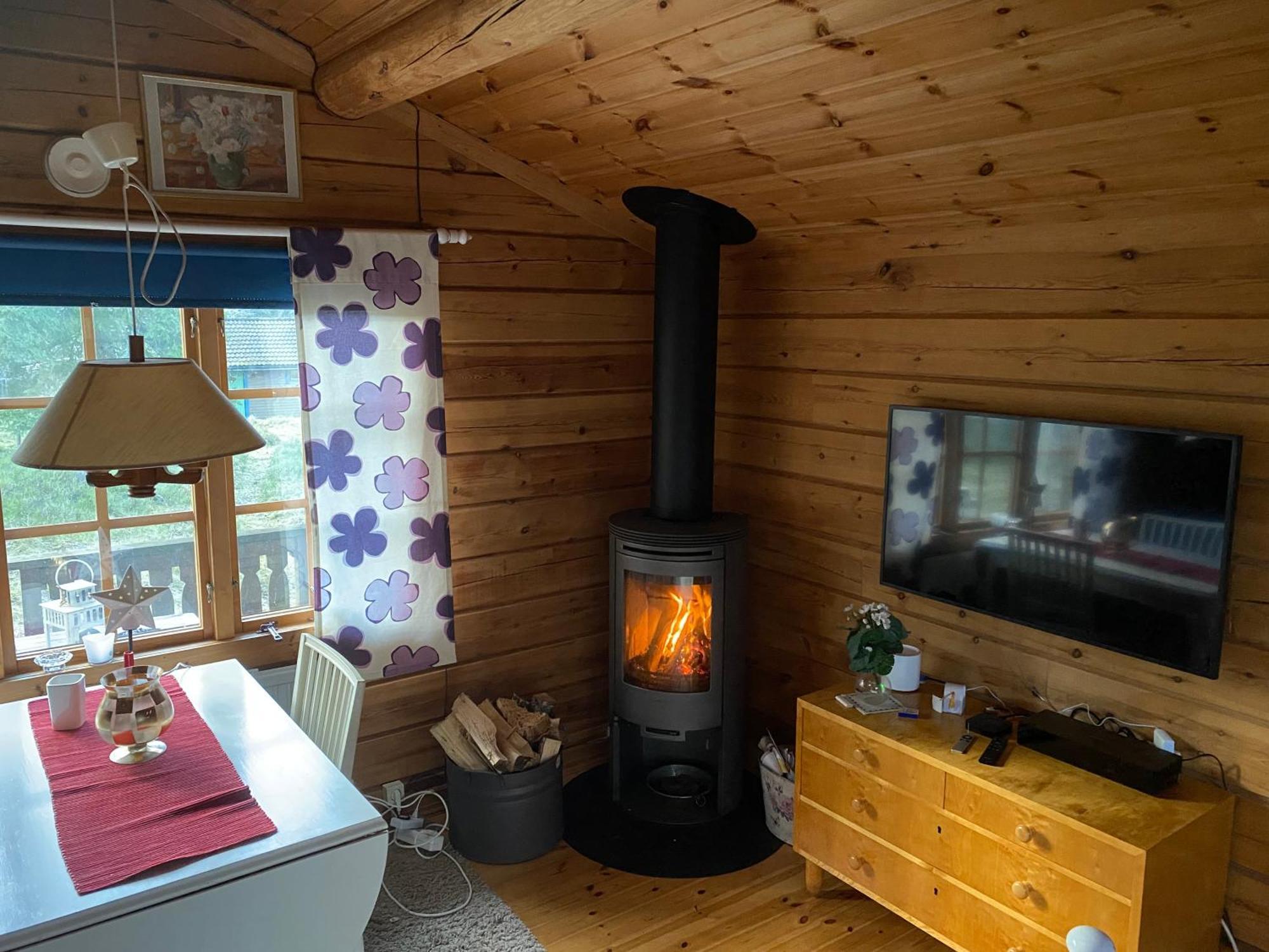 Timrad Stuga I Kanten Av Skogen Med Spa Moejlighet 멀스요 외부 사진